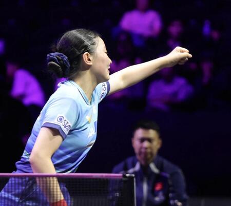 勝利を決め、こぶしを握る張本美和（撮影・佐々木彰尚）
