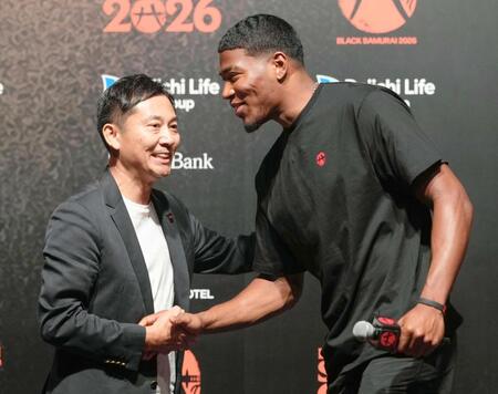 　日本バスケットボール協会の島田会長（左）と握手を交わす八村塁