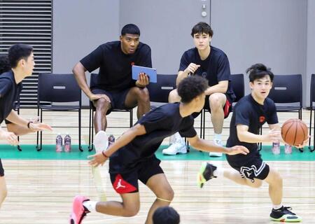 　練習する招待選手の動きを見る八村塁（後方左）