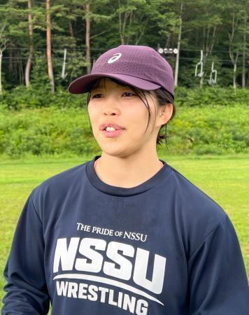 　取材に応じるレスリング女子の清岡もえ＝７日、群馬県草津町