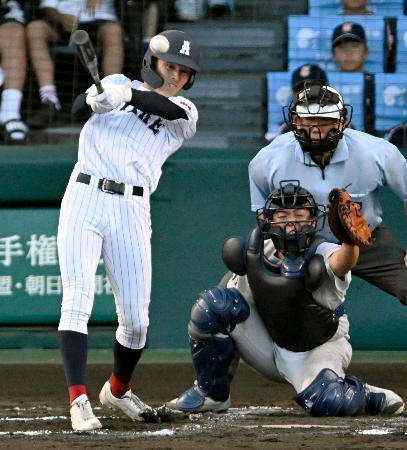 　立命館宇治-有明　７回表有明２死二、三塁、永田が中前に２点打を放つ。捕手江原＝甲子園