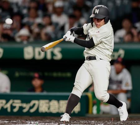 　立正大淞南-長崎日大　２回表長崎日大１死二、三塁、小池が中前に先制２点打を放つ＝甲子園