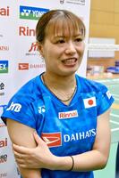 　バドミントンの日本代表合宿で取材に応じる福島由紀