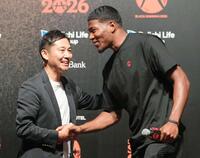 　日本バスケットボール協会の島田会長（左）と握手を交わす八村塁