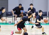 　練習する招待選手の動きを見る八村塁（後方左）