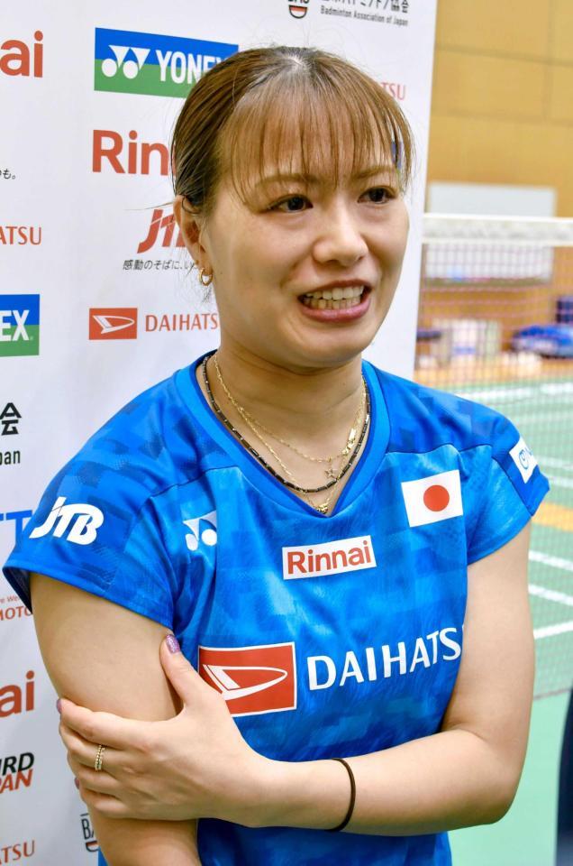 　バドミントンの日本代表合宿で取材に応じる福島由紀