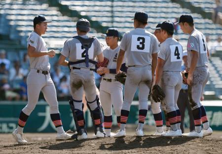 　遊学館-青森山田　４回表、ピンチでマウンドに集まる青森山田ナイン＝甲子園