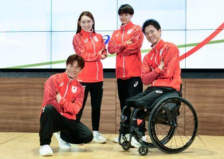 　愛知・名古屋アジア大会、アジアパラ大会の日本選手団公式スポーツウェアを着用し、写真に納まる（前列左から）半井重幸、鳥海連志。（後列左から）福田果音、小屋松恋＝８日、東京都新宿区