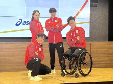 愛知・名古屋アジア大会とアジアパラ大会の日本代表オフィシャルスポーツウエアを着用してポーズを取る（左から）半井重幸、福田果音、小屋松恋、鳥海連志