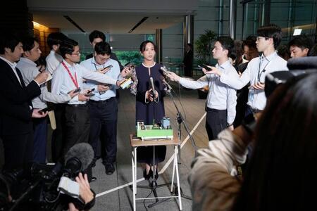 国民栄誉賞表彰式を終え、記者団の取材に応じるスピードスケートの高木美帆さん（中央）