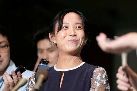国民栄誉賞表彰式を終え、笑顔で記者団の取材に応じるスピードスケートの高木美帆さん
