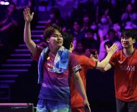 声援に応える松島輝空（撮影・佐々木彰尚）