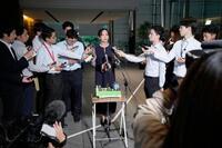 国民栄誉賞表彰式を終え、記者団の取材に応じるスピードスケートの高木美帆さん（中央）