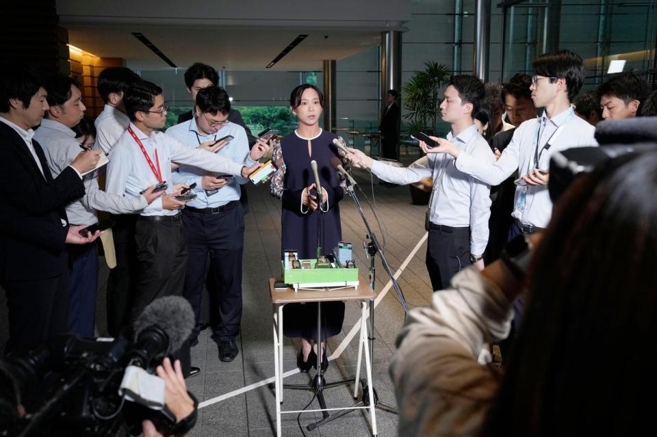 国民栄誉賞表彰式を終え、記者団の取材に応じるスピードスケートの高木美帆さん（中央）