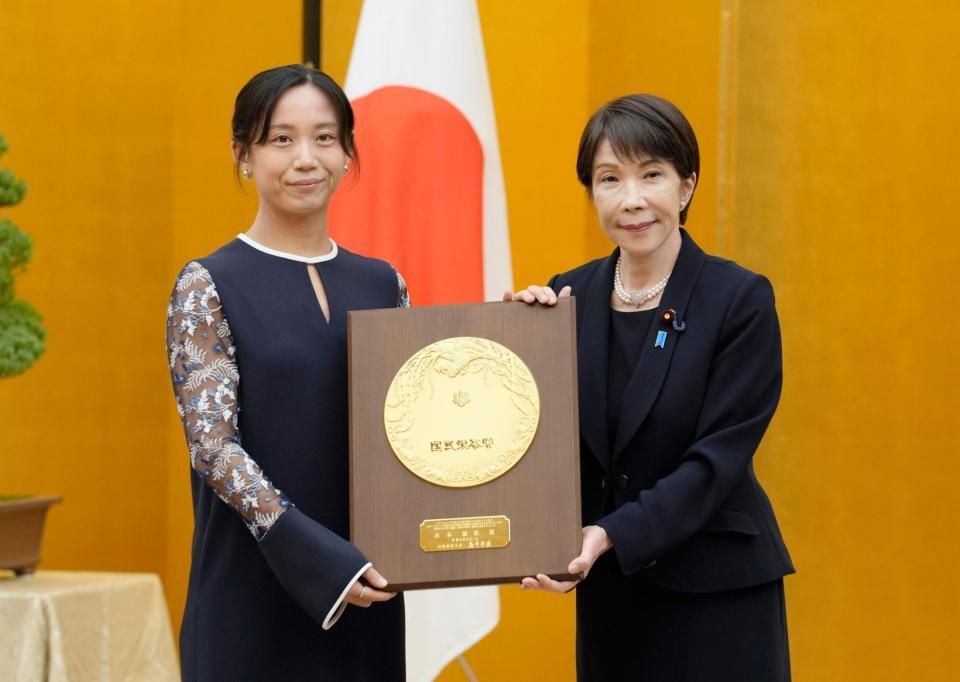 国民栄誉賞表彰式で、高市首相（右）から盾を受け取るスピードスケートの高木美帆さん