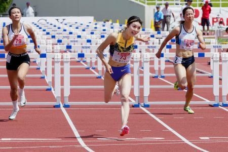 　女子１００メートル障害予選　ゴールする中島ひとみ（中央）。日本新記録となる１２秒６２をマークした＝富士山ＧＸスタジアム