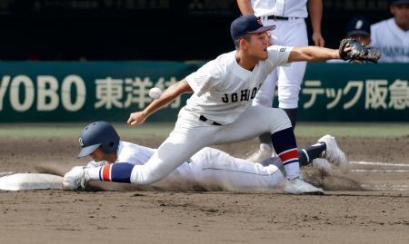 　岡山学芸館-鳥取城北　６回表岡山学芸館２死二、三塁、三塁への適時内野安打で一塁へ滑り込む森下。失策が絡み二走も生還。一塁手宮野＝甲子園