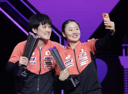 兄妹で優勝し自撮りをする張本智和（左）と美和（撮影・佐々木彰尚）