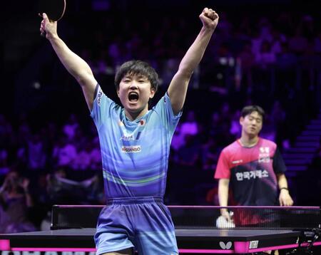 連覇に喜ぶ張本智和（撮影・佐々木彰尚）