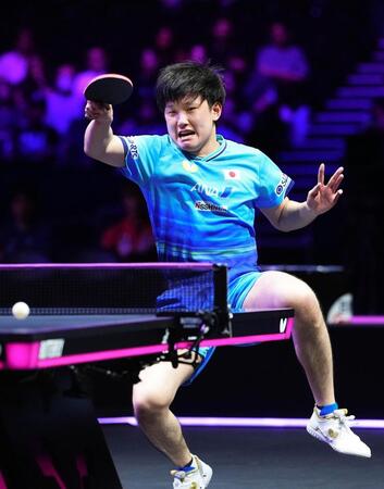男子シングルス決勝でプレーする張本智和