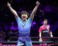 連覇に喜ぶ張本智和（撮影・佐々木彰尚）