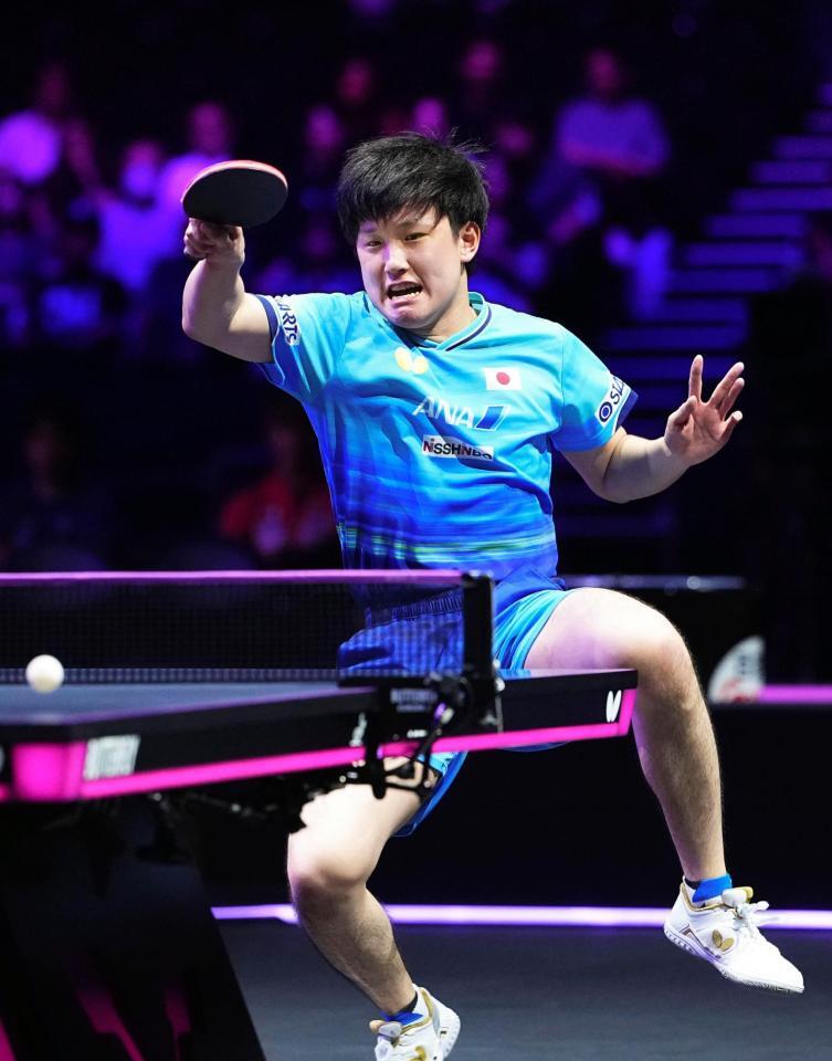 男子シングルス決勝でプレーする張本智和