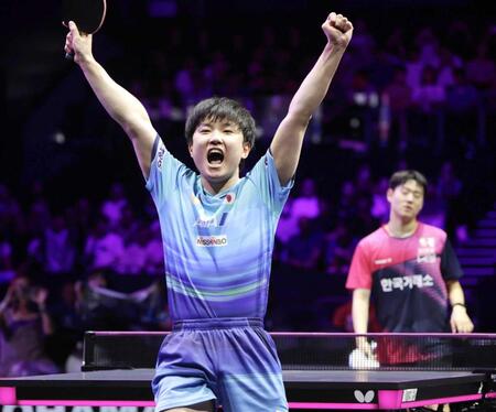　連覇を果たし喜ぶ張本智和