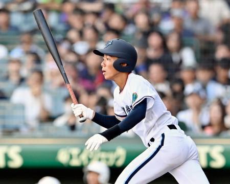 　高岡商-高川学園　６回表高川学園２死二塁、開原が中前に適時打を放つ＝甲子園