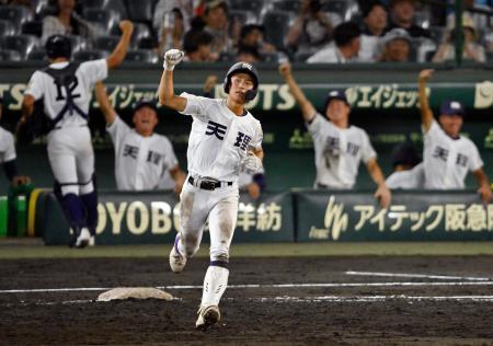 　天理-福山　４回表、左越えに先制本塁打を放ち一塁を回る天理・金本＝甲子園