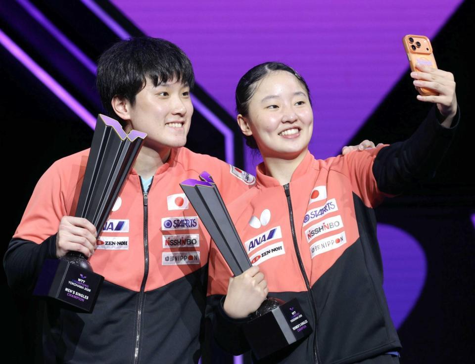 　きょうだいで優勝を果たし自撮りをする張本智和（左）と張本美和