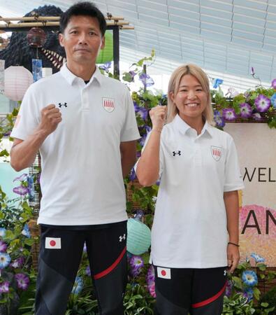 　フラッグフットボールの世界選手権を前に写真に納まる女子代表の金谷（右）と延原監督