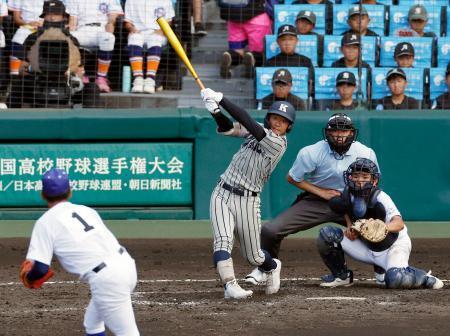 　横手-敦賀気比　４回表敦賀気比２死二塁、辻琉が中越えに適時二塁打を放つ。投手佐藤宙、捕手加藤＝甲子園