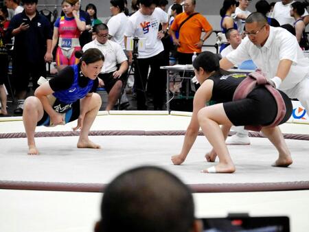 立ち合いで鋭い視線を相手に向ける武井陽奈（左）