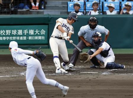 　履正社-享栄　８回表履正社２死二、三塁、北西が右越えに２点三塁打を放つ。投手上江滝、捕手大森＝甲子園