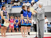 ６５キロ以下級で表彰される（左から）１位の田村仁愛、２位の武井陽奈、３位の斎藤未来