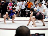 立ち合いで鋭い視線を相手に向ける武井陽奈（左）