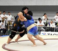 女王決定戦１回戦で元世界王者の久野愛莉（左）を一方的に押し出す阿部なな