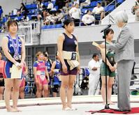 ５５キロ未満級の表彰を受ける（左から）優勝した小宮山結月、２位の佐野夏希、３位の平口幸芽