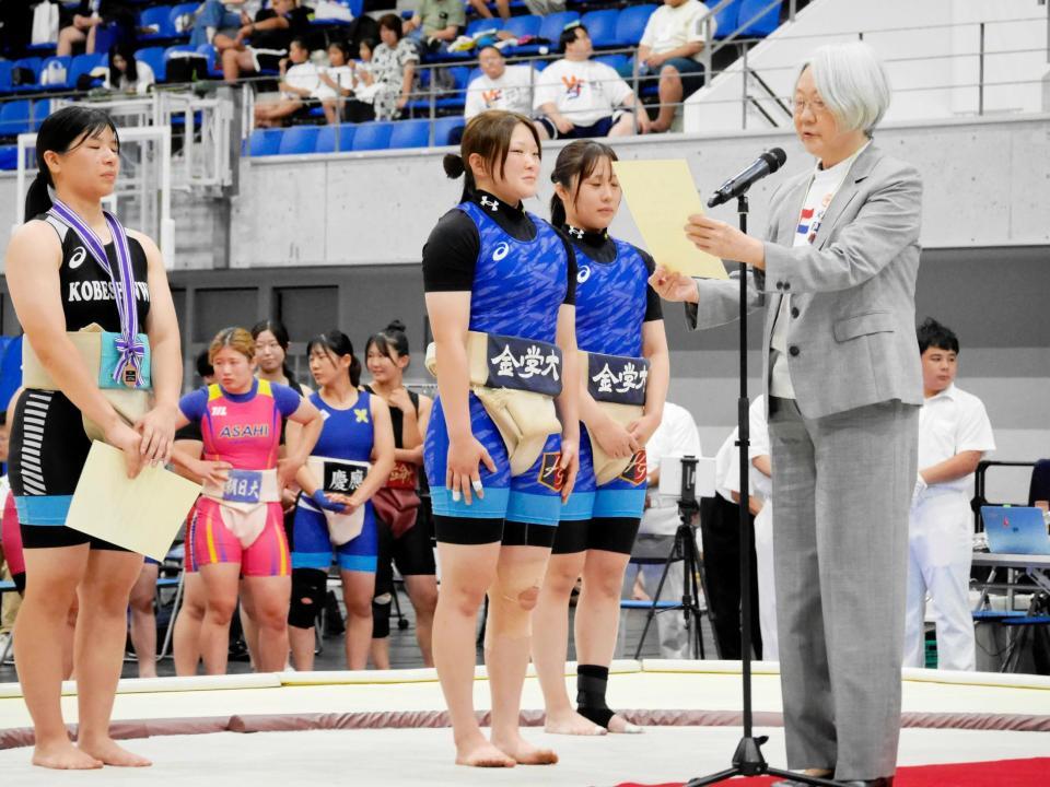 ６５キロ以下級で表彰される（左から）１位の田村仁愛、２位の武井陽奈、３位の斎藤未来
