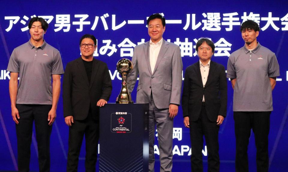 組み合わせ抽選会に出席した（左から）清水氏、ＡＶＣ・ラモン会長、日本バレーボール協会・川合会長、フジテレビスポーツ局・吉田局長、福沢氏