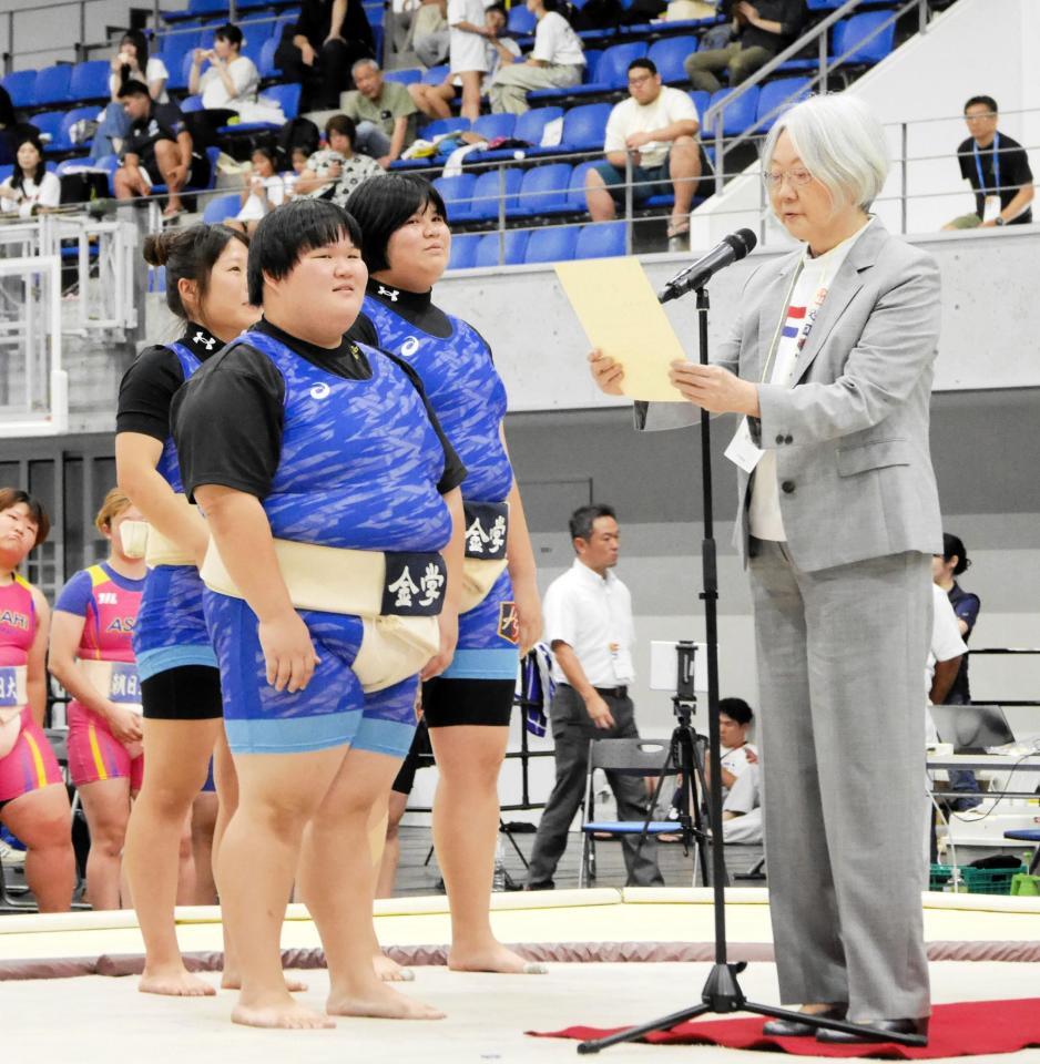 高校個人重量級を制した阿部なな（左から２人目）