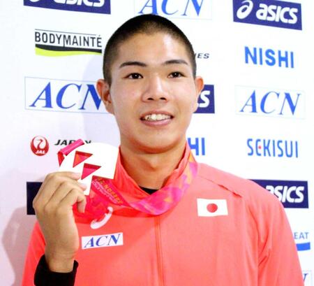 　銀メダルを手にする後藤大樹