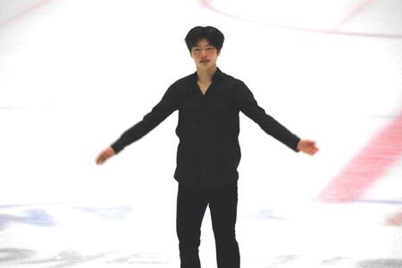演技を終えて笑顔を見せる吉岡希