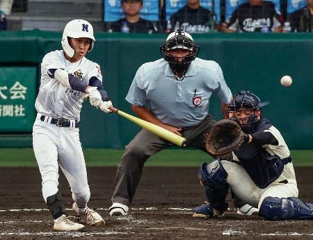 　神村学園-佐野日大　３回表佐野日大２死一、三塁、桜岡が左翼に先制の２点三塁打を放つ。捕手川本＝甲子園
