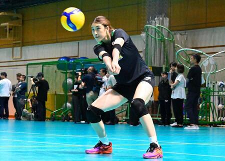バレーボール女子日本代表の合宿で汗を流す佐藤淑乃