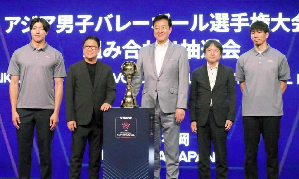 　組み合わせ抽選会に出席した（左から）清水邦広氏、ＡＶＣ・ラモン会長、日本バレーボール協会・川合会長、フジテレビスポーツ局・吉田局長、福沢達哉氏
