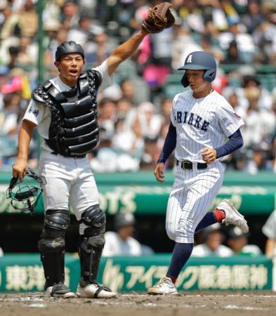 　有明-長崎日大　２回裏有明２死二、三塁、新谷の三ゴロで守備が乱れ、生還する二走工。捕手太田＝甲子園