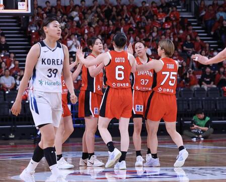 韓国を破り喜ぶ女子日本代表