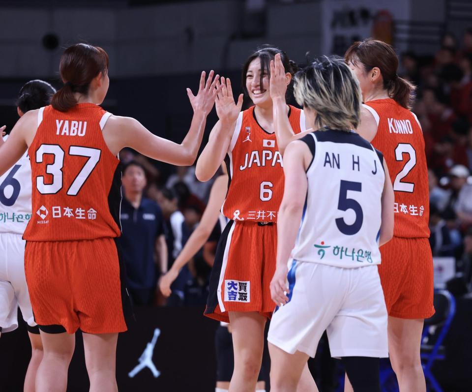 第１Ｑを終え、笑顔を見せる後藤音羽（中央）＝撮影・石井剣太郎