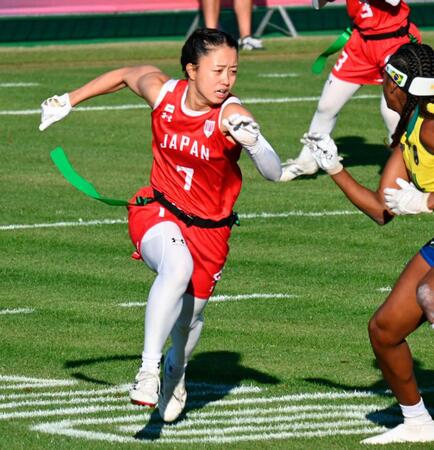フラッグフットボールのブラジル戦でプレーする近江（共同）